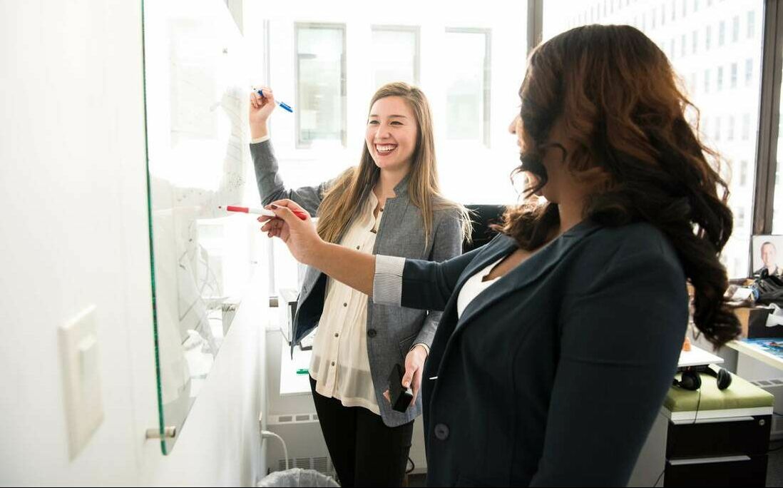 Zwei Frauen im Einzelunterricht Business Englisch an einem White Board
